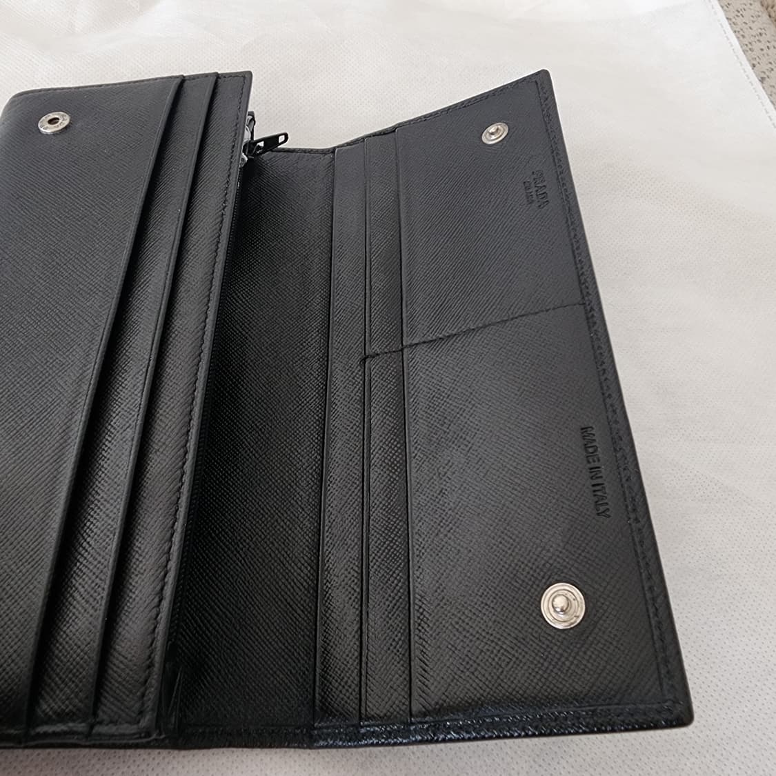 상태양호 프라다 정품 삼각로고 사피아노 장지갑 블랙 상품이미지5