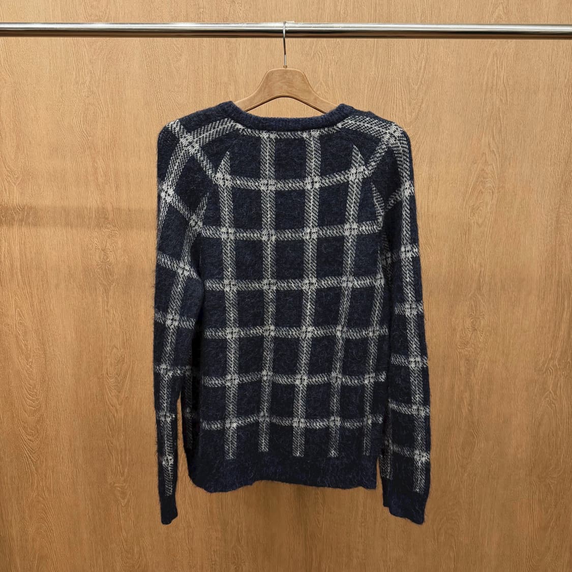 시스템 라운드넥 체크 니트 플러피 텍스처 디테일 레귤러핏 네이비 상품이미지3