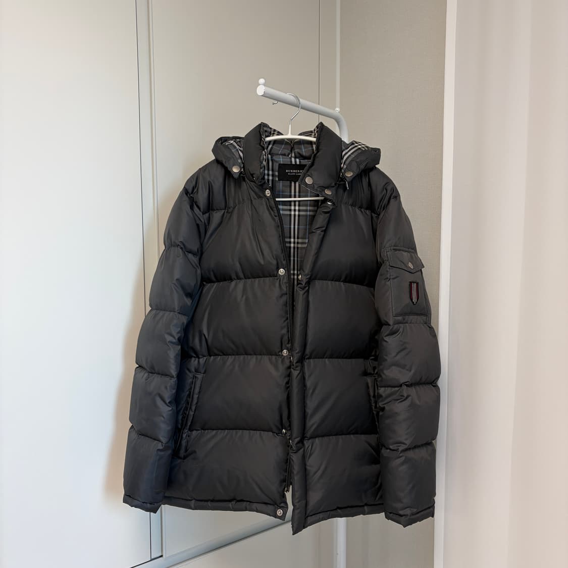 버버리 정품 남성 덕다운 패딩 차콜 상품이미지2