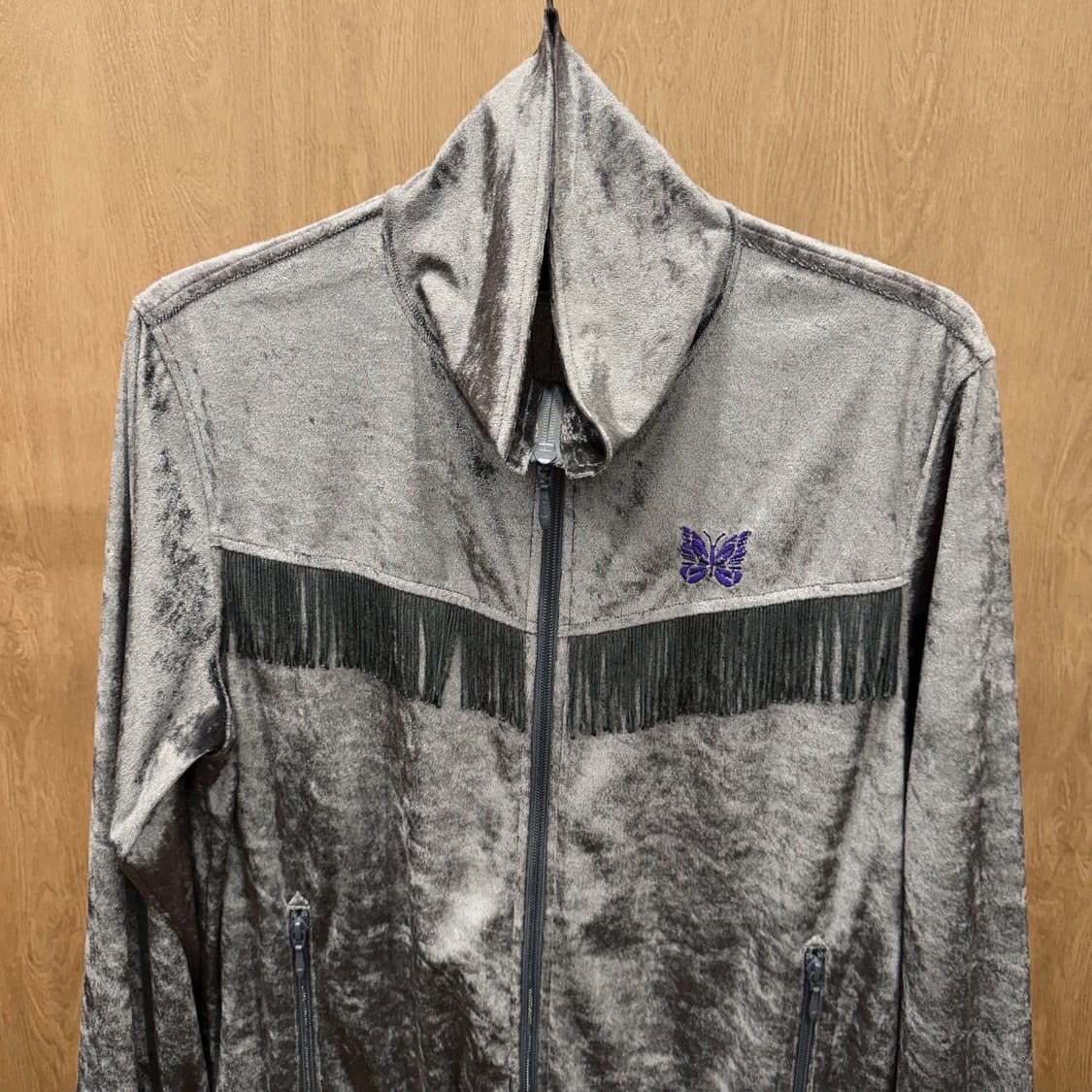 니들스 벨벳 트랙 자켓 프린지 장식 버터플라이 로고 자수 디테일 그레이 상품이미지4