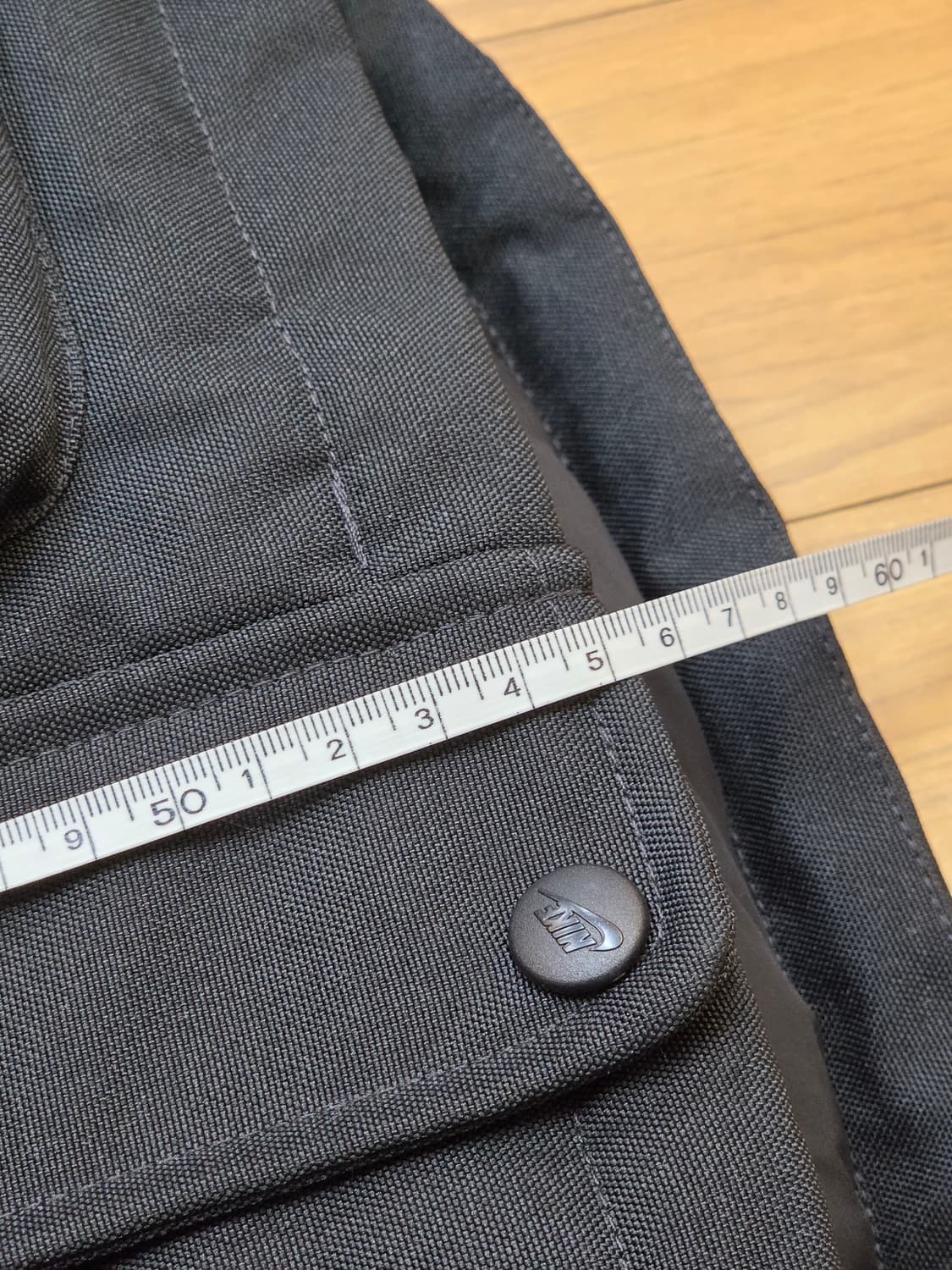 블랙 색상의 나이키 키즈 패딩 점퍼입니다. 사이즈는 110이고, 모자에  상품이미지8