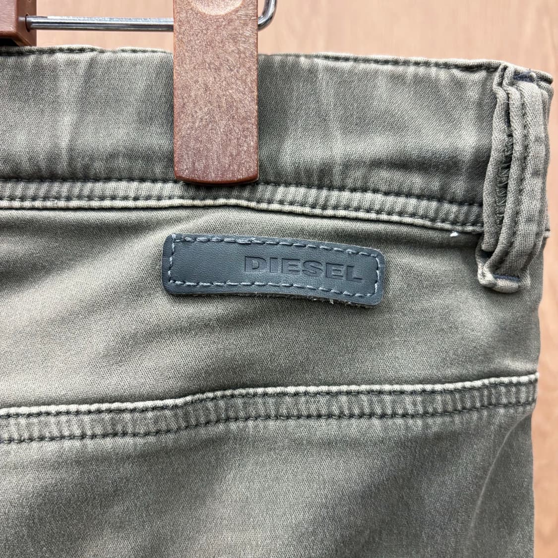 디젤 코튼 스트레치 워싱 팬츠 포켓 스티치 인더스트리 라벨 디테일 카키 상품이미지7