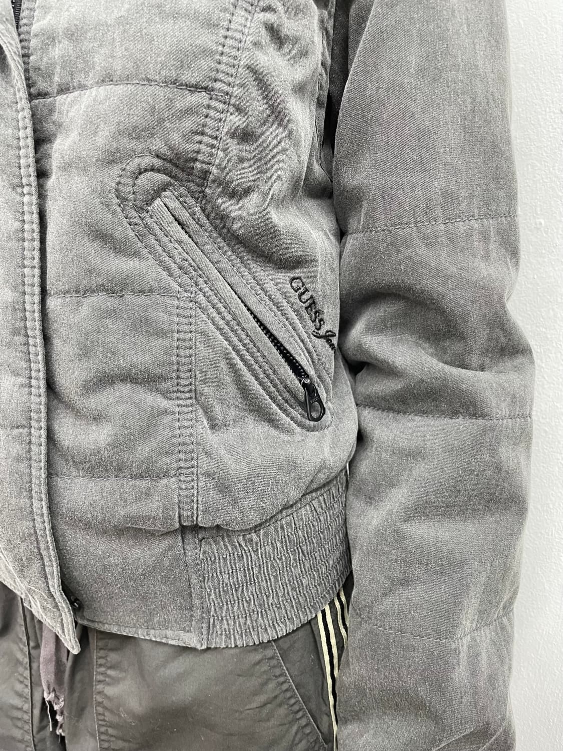 게스 차콜 퍼 로고 자켓 상품이미지4