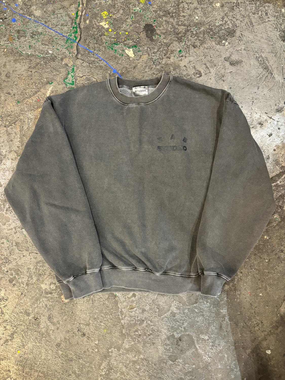 아이앱 스튜디오 차콜 맨투맨 상품이미지6