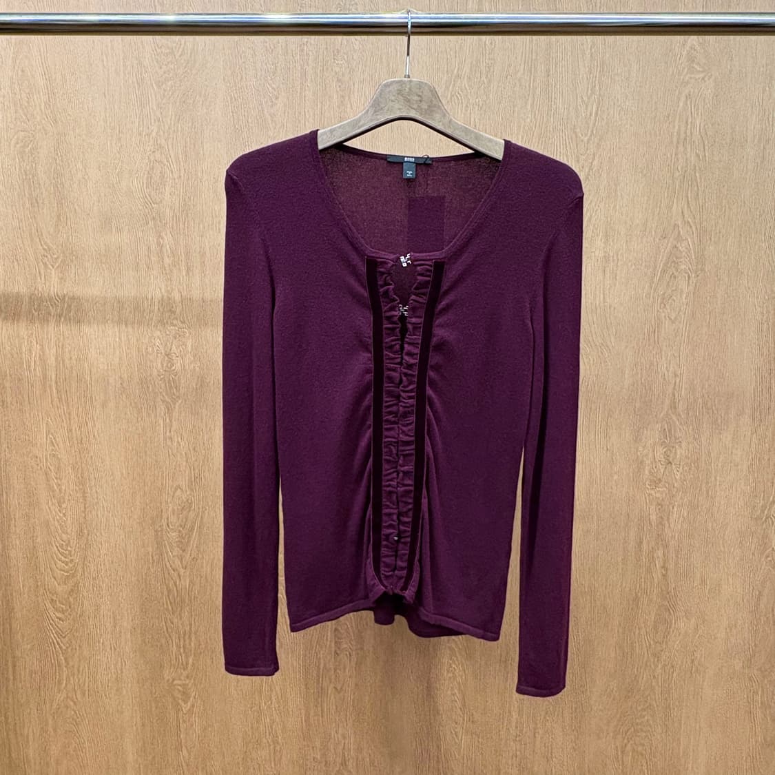 휴고 보스 니트 가디건 러플 벨벳 트리밍 클래식 훅 버클 디테일 버건디 상품이미지2