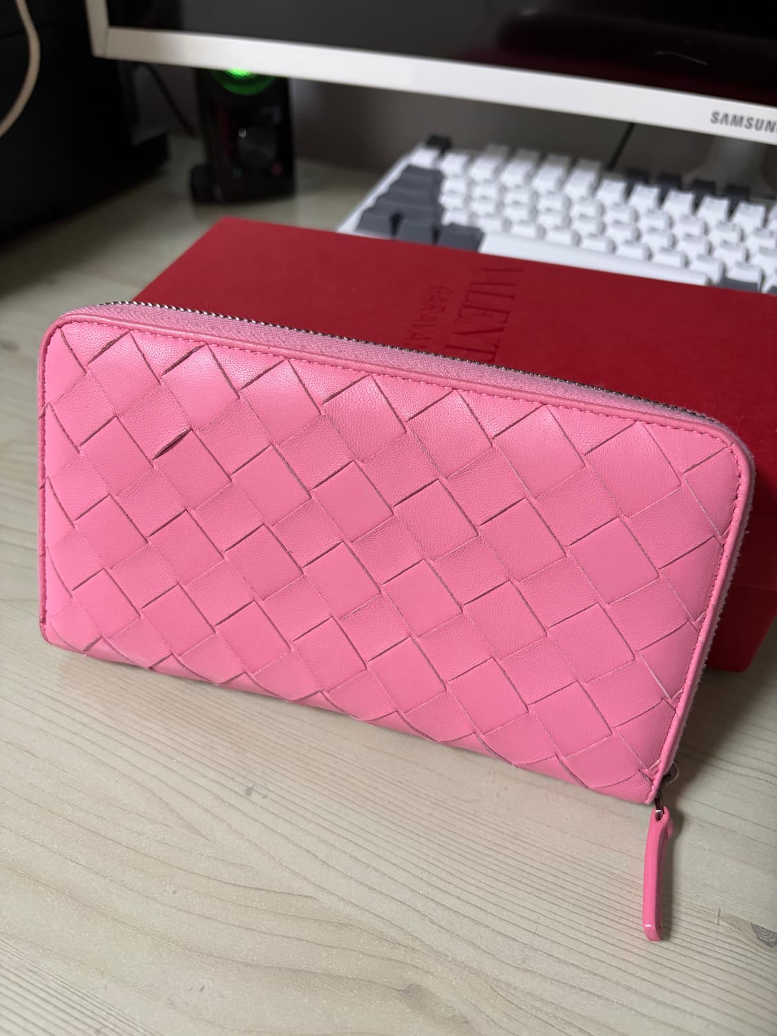 보테가 베네타 핑크색 인트레치아토 지퍼형 장지갑 상품이미지2