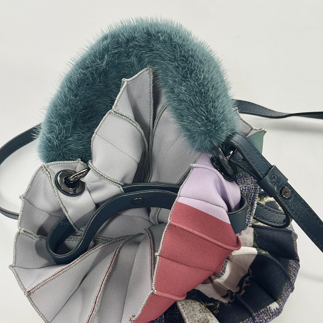 LATT 아코디언 플리츠 폼파도르 백 상품이미지2