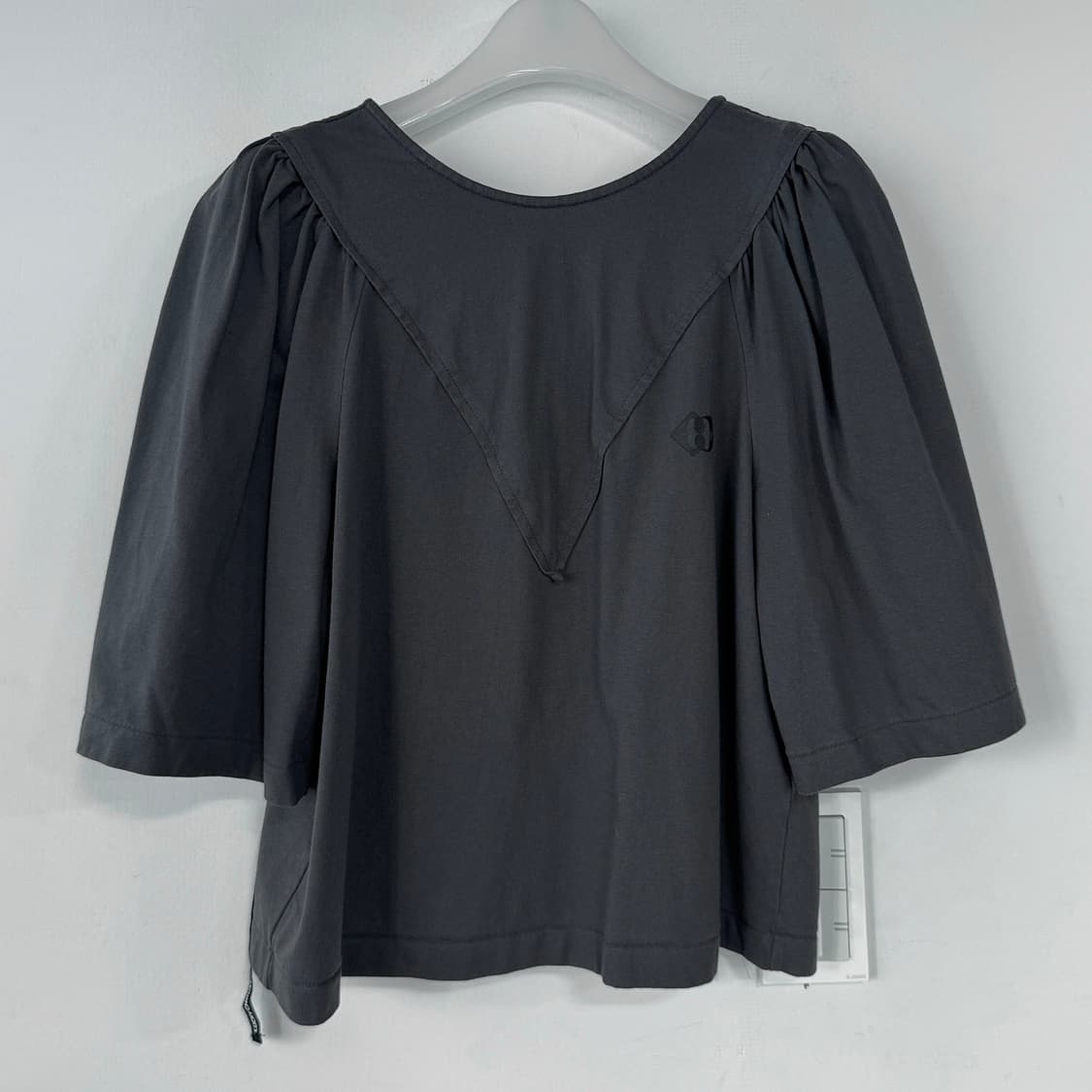 럭키슈에뜨 22 퍼프 크롭 티셔츠 상품이미지1