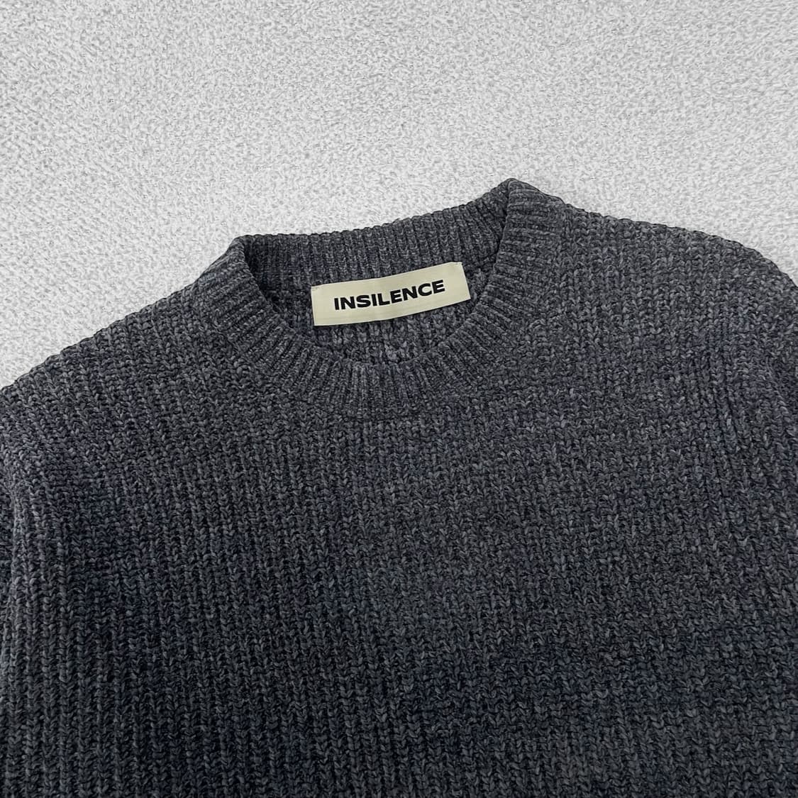 인사일런스 벨로아 얀 크루넥 니트 차콜 상품이미지3