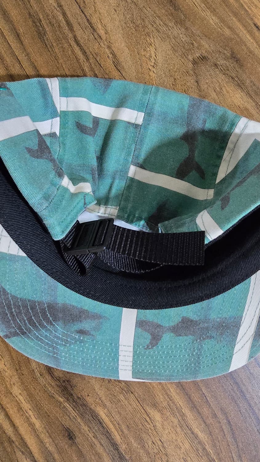 슈프림과 영국 설치미술가 슈프림 x 데미안 허스트 캠프캡 화이트 25SS 상품이미지3