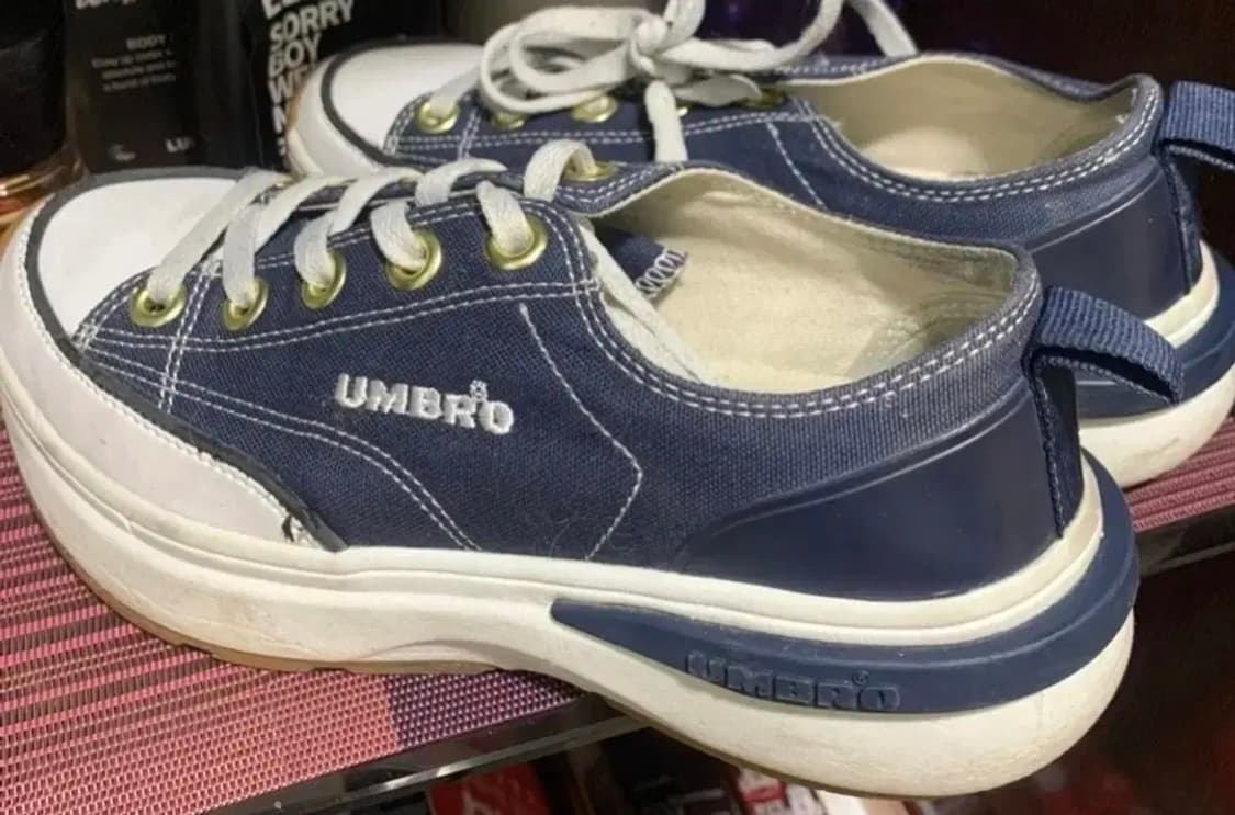 한정판 엄브로220 한소희 강민경 스니커즈 진네이비 최상 상품이미지5