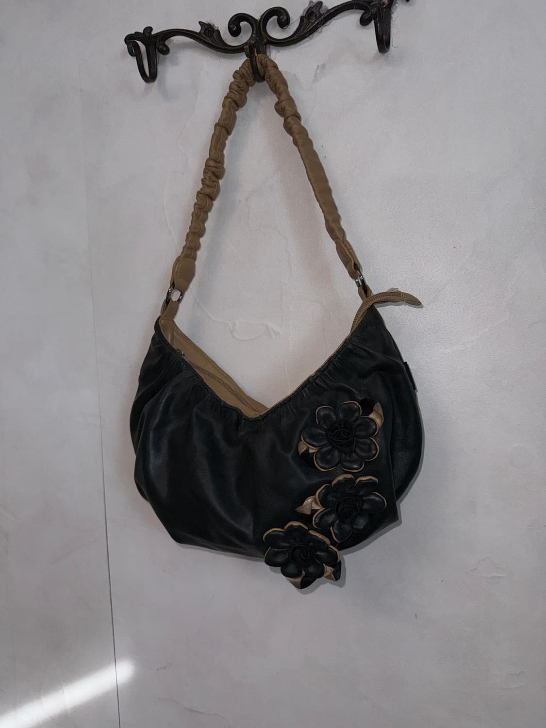 Black beige leather flower shirring 숄더백 상품이미지2