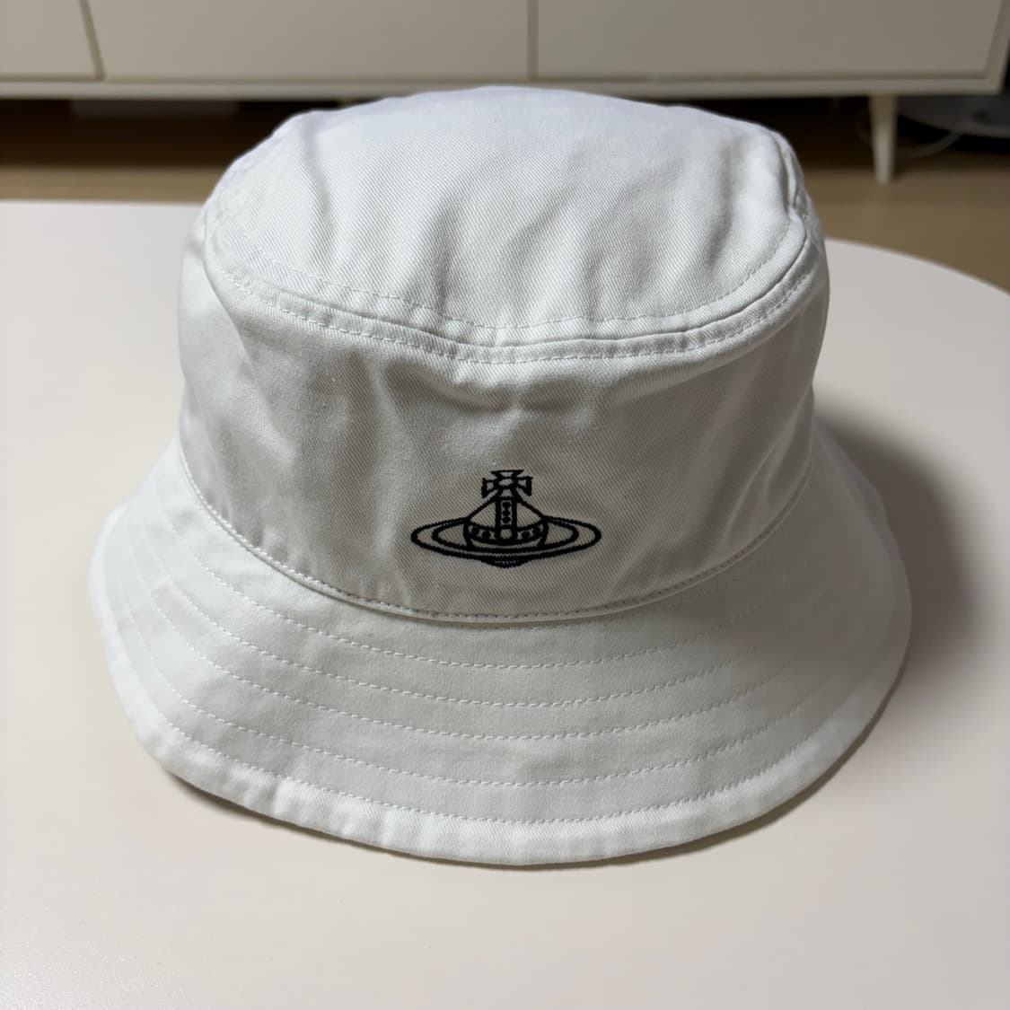 비비안웨스트우드 버킷햇 화이트 상품이미지2