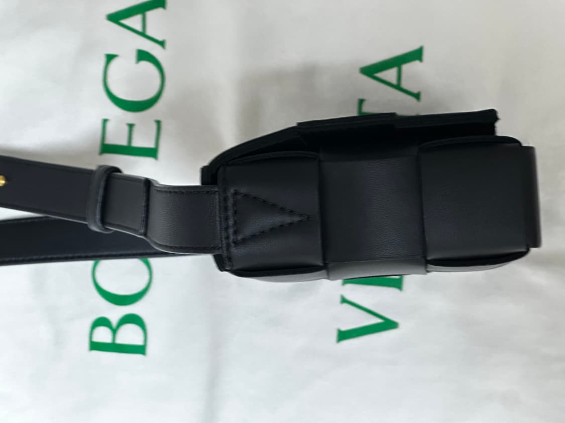 보테가베네타 카세트백 스몰 블랙 판매합니다 상품이미지5