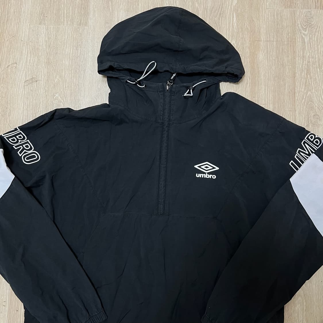 엄브로 빅로고 후드 아노락 바람막이 L/100  상품이미지2