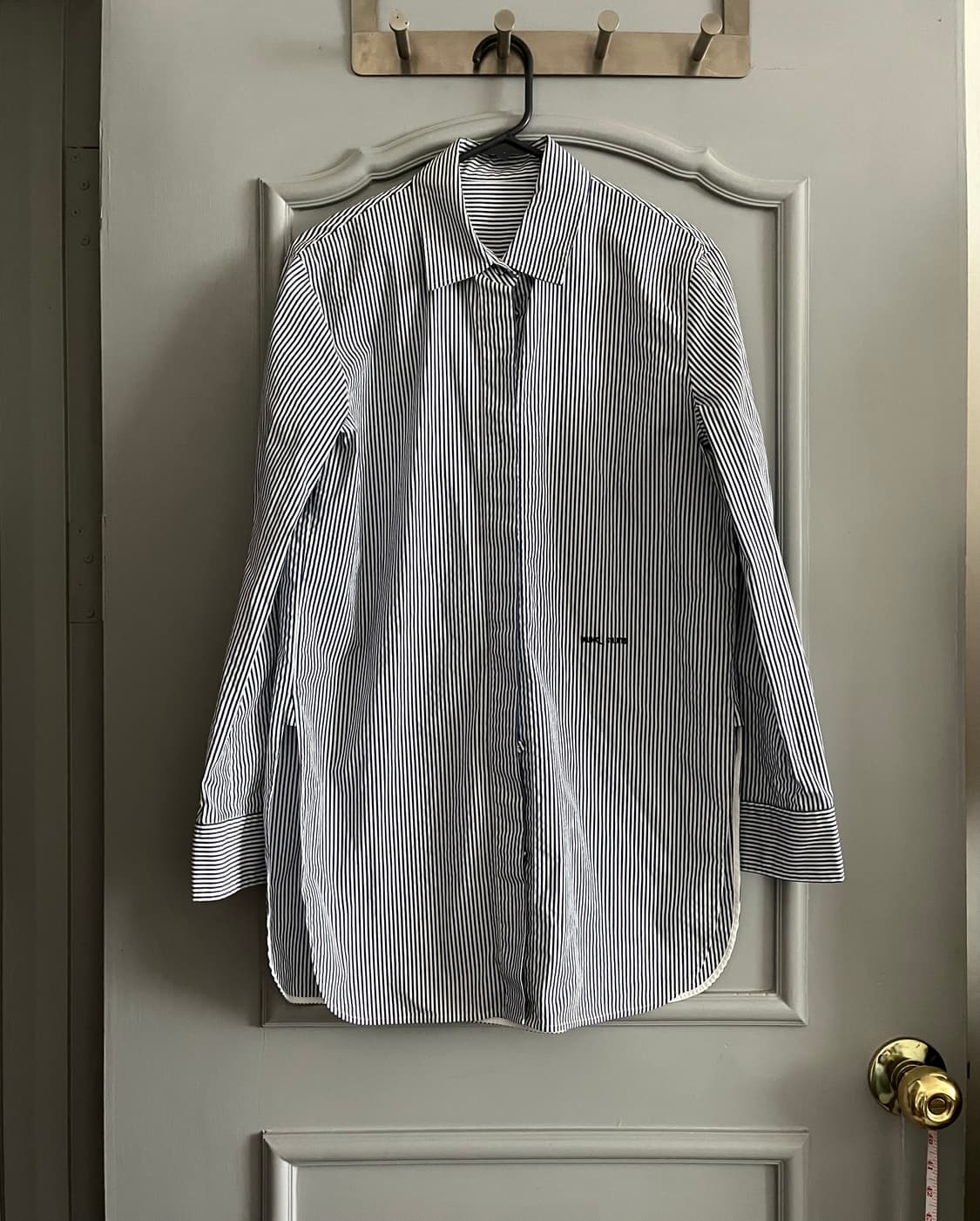 구호 kuho 자수 레터링 스트라이프 셔츠 85-94-160 상품이미지1