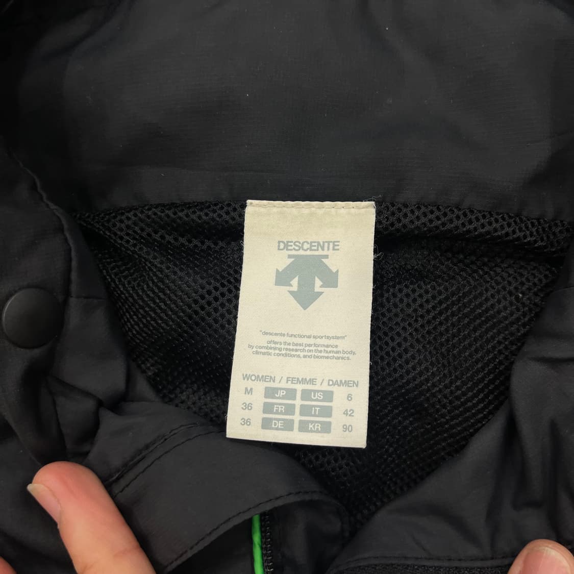 90 데상트 블랙 후드 바람막이 자켓 상품이미지5