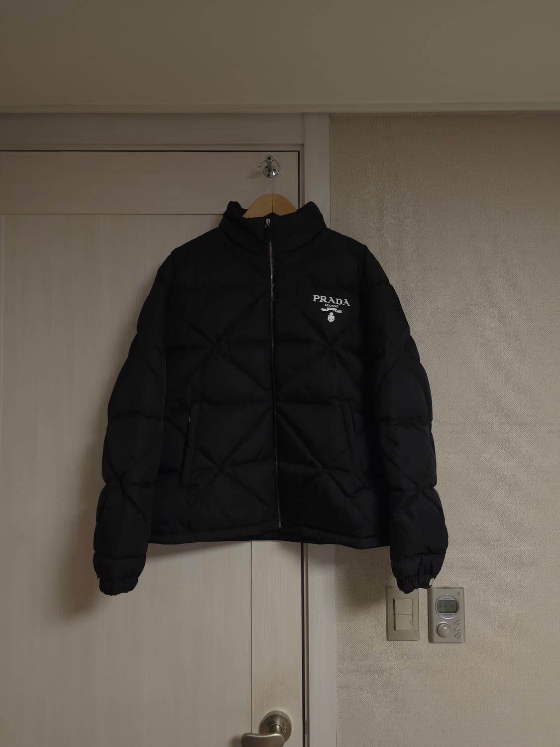 [XL] 프라다 리나일론 퀄팅 패딩 블랙(SGB803) 상품이미지1