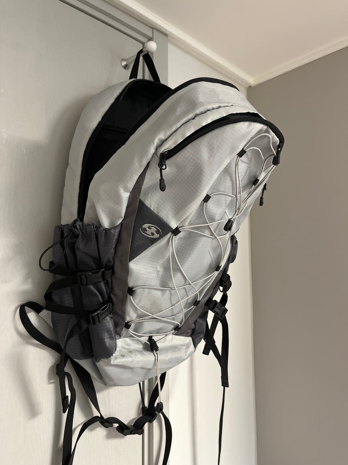 산산기어 스트링 백팩 그레이  상품이미지1