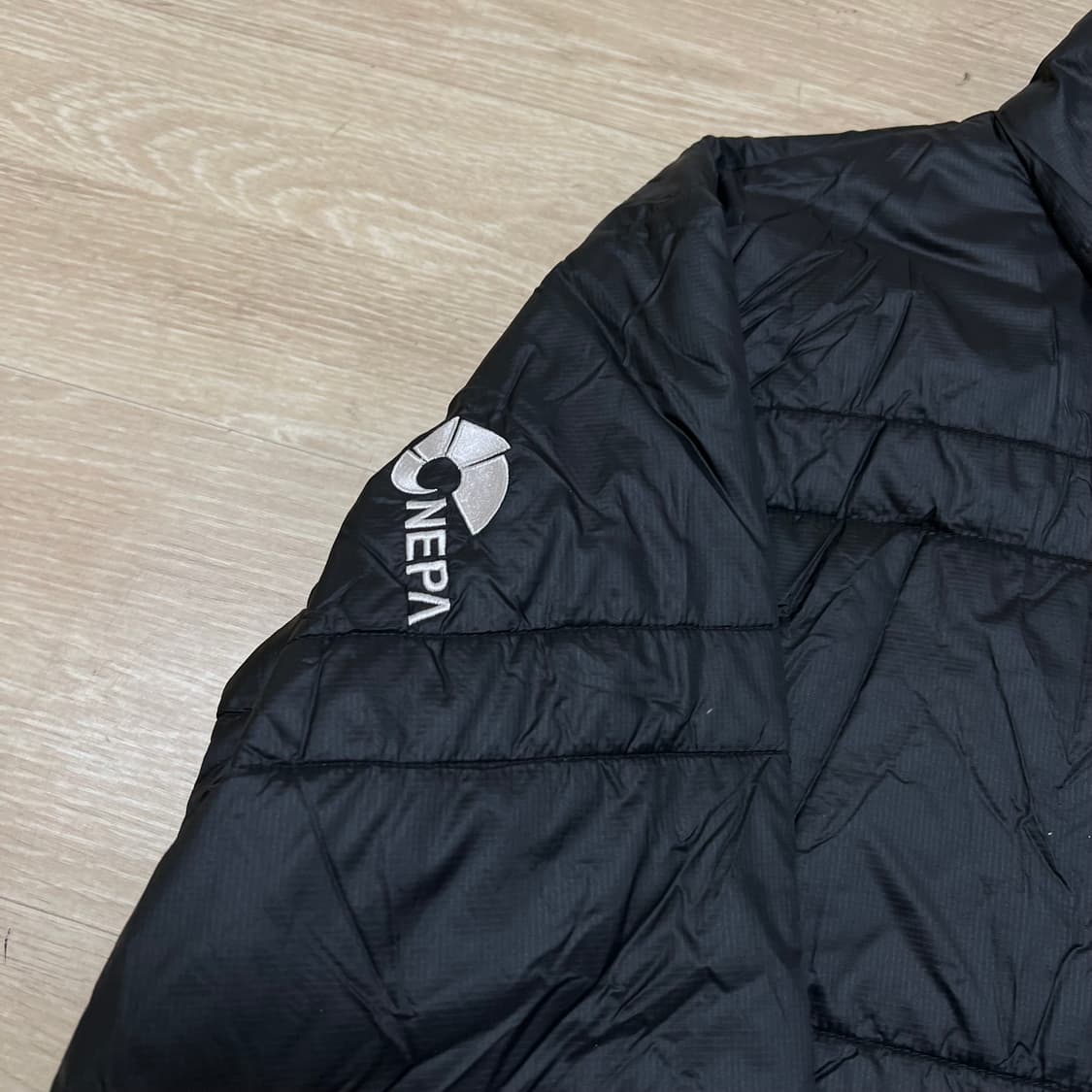 네파 에볼루션 자수 로고 경량패딩 점퍼 [블랙] M/95 상품이미지5