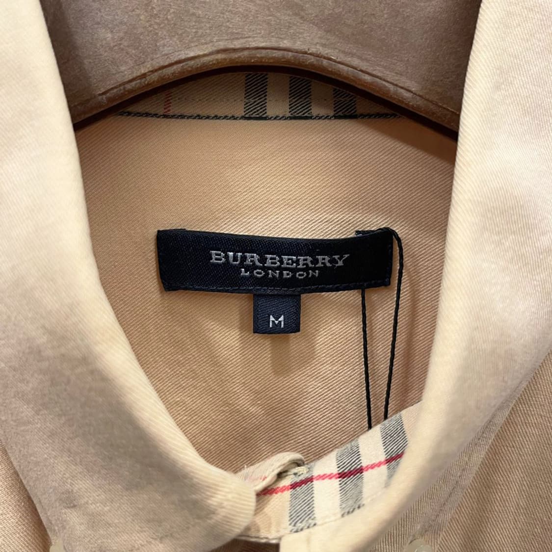 버버리 런던 코튼 셔츠 체스트 싱글 포켓 로고 자수 무지 디테일 베이지 상품이미지7