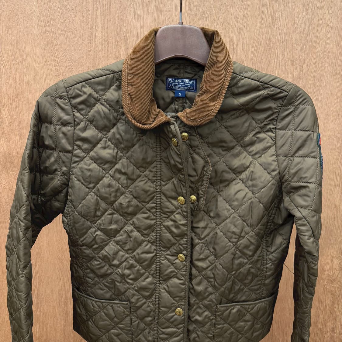 폴로 진스 컴퍼니 퀄팅 자켓 코듀로이 카라 배색 로고 패치 디테일 브라운 상품이미지4