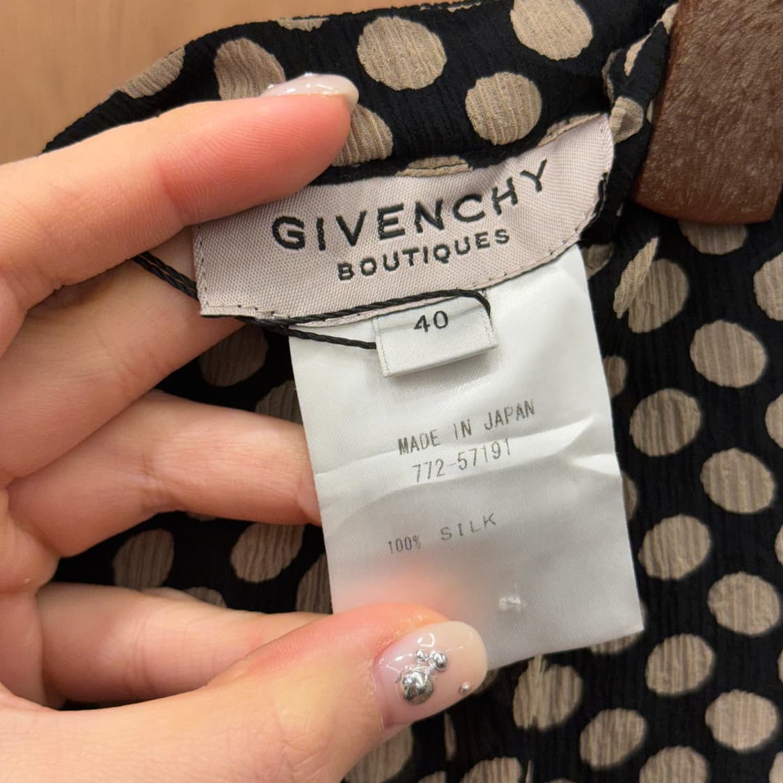 지방시 실크 클래식 플레어 라인 스커트 도트 패턴 디테일 블랙 상품이미지7