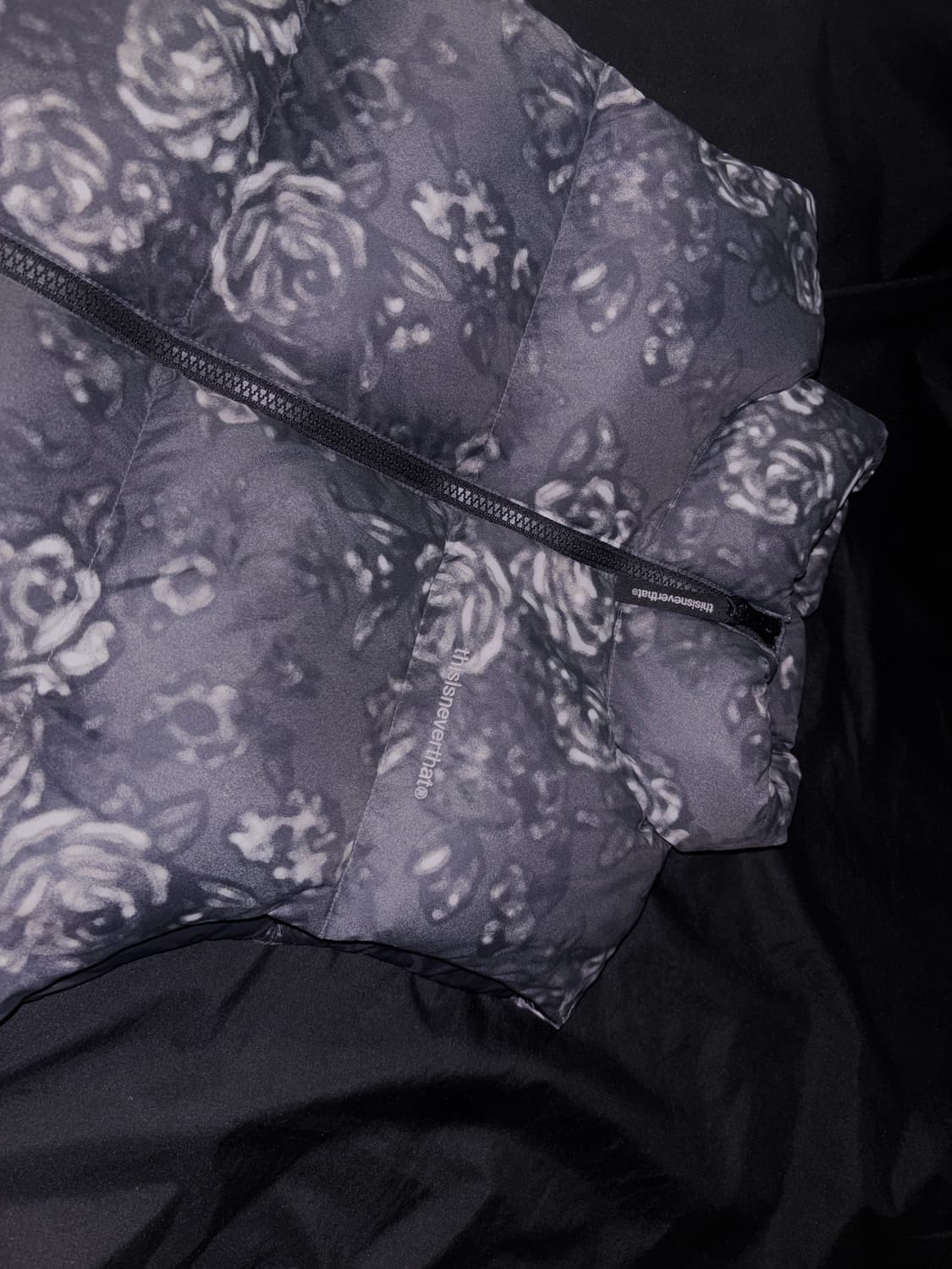 디스이즈네버댓 PERTEX T DOWN VEST FLOWER Black 상품이미지1