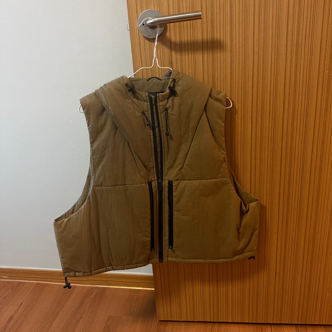 모이프(Moif) 크롭 베스트 HOODED CROP VEST / MARS 상품이미지8