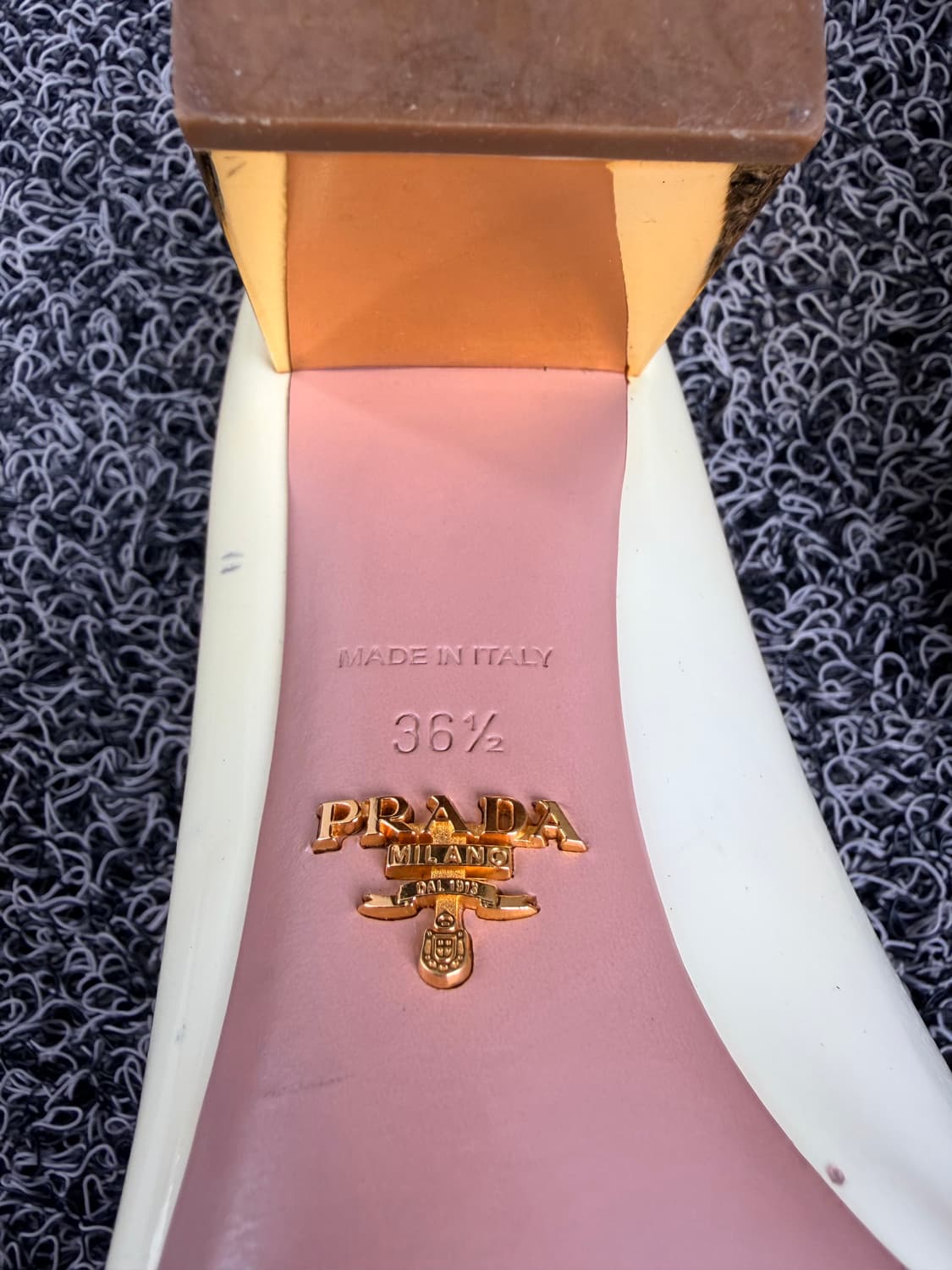 [럭셔리/풀박스] 프라다(PRADA) 페이턴트 크리스탈 버클 펌프스 상품이미지6