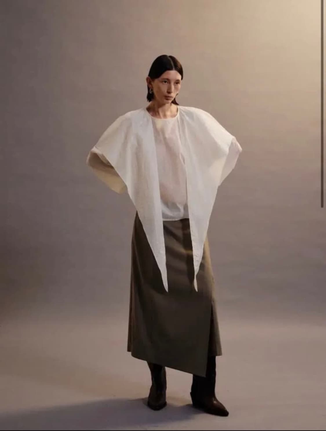 에토스 케이프 블라우스 아이보리 상품이미지3