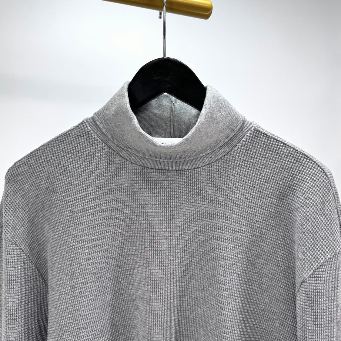 [4사이즈] 톰브라운 사선완장 터틀넥 와플 니트 그레이 (MJS106A) 상품이미지5