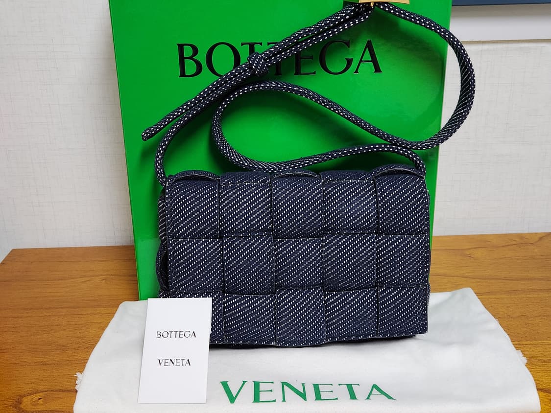 보테가베네타 데님 패딩 카세트백 상품이미지1