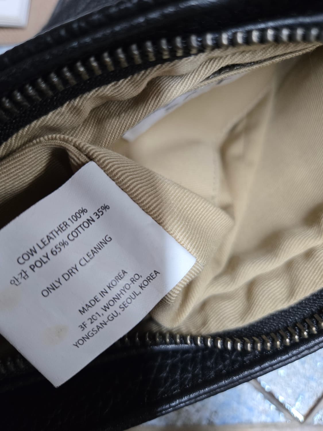 소프트서울 하프문 레더 크로스백 블랙 상품이미지9