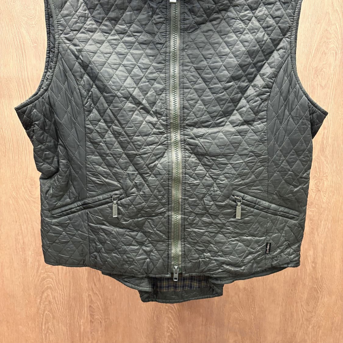 바버 하이넥 퀄팅 베스트 다이아 누빔 백 사이드 버튼 탭 디테일 카키 상품이미지5