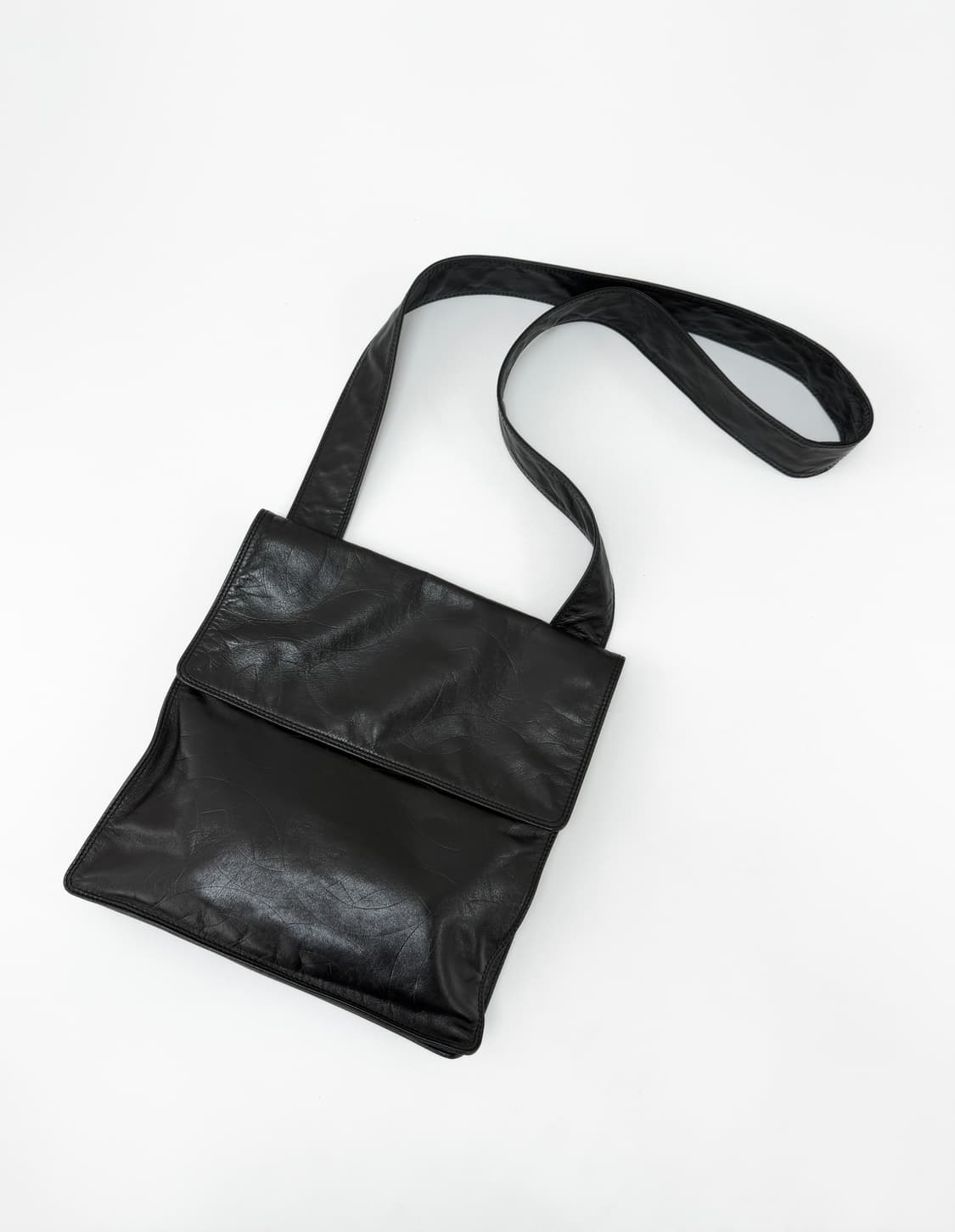 샤넬 로고 엠보스드 램스킨 크로스백 상품이미지1