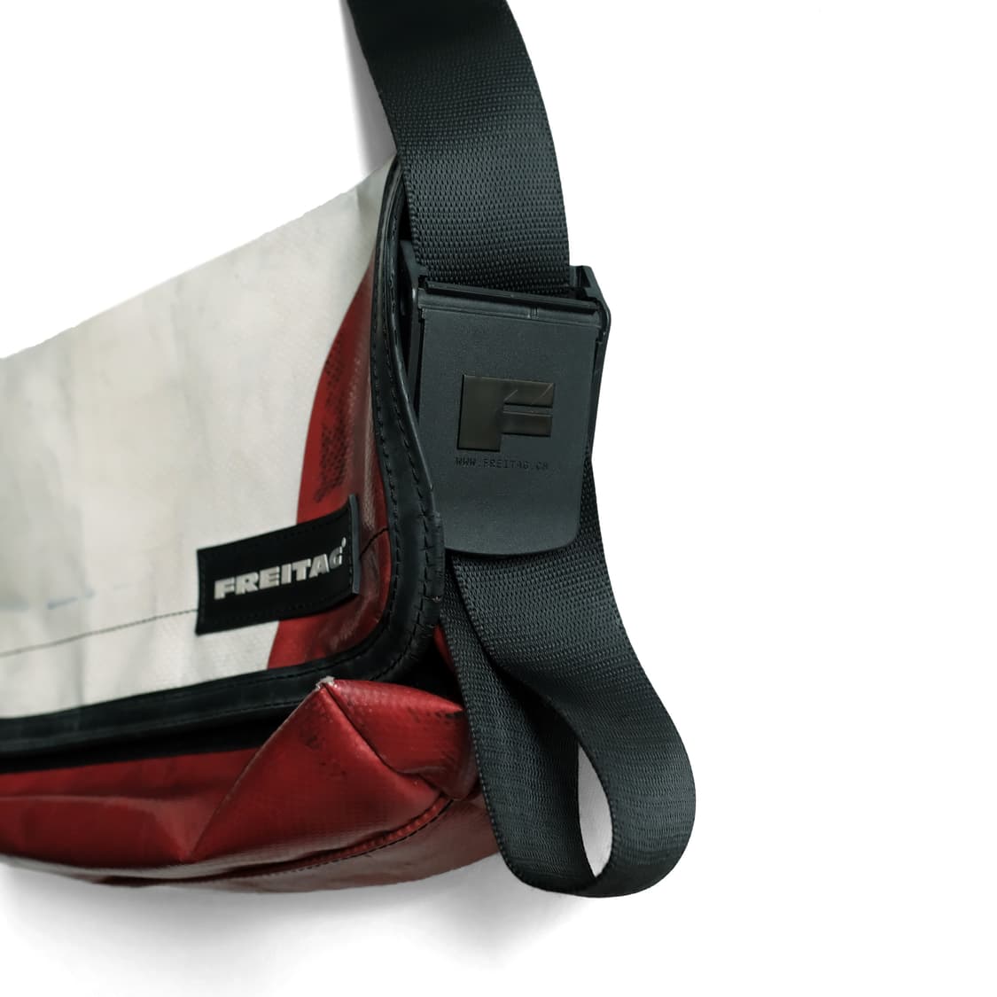 프라이탁 메신저백 하와이파이브오 레드화이트 상품이미지4