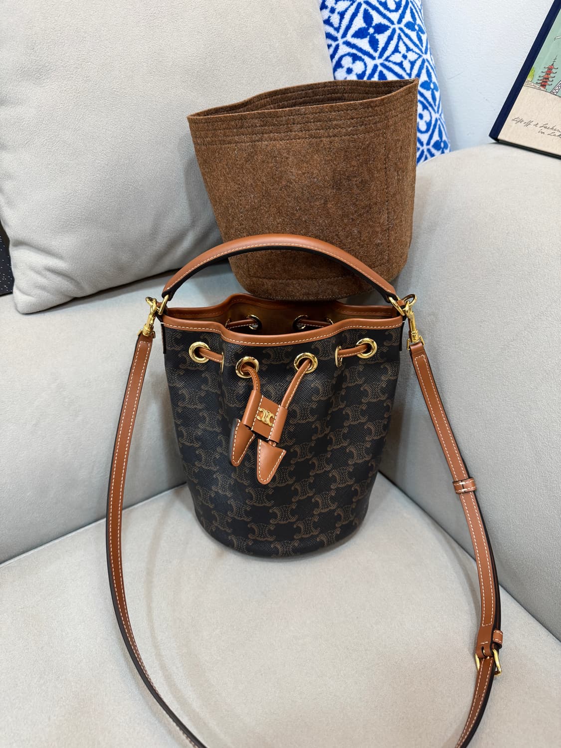 25/10/22백화점 새상품급 셀린느 트리옹프 클라라백  상품이미지1