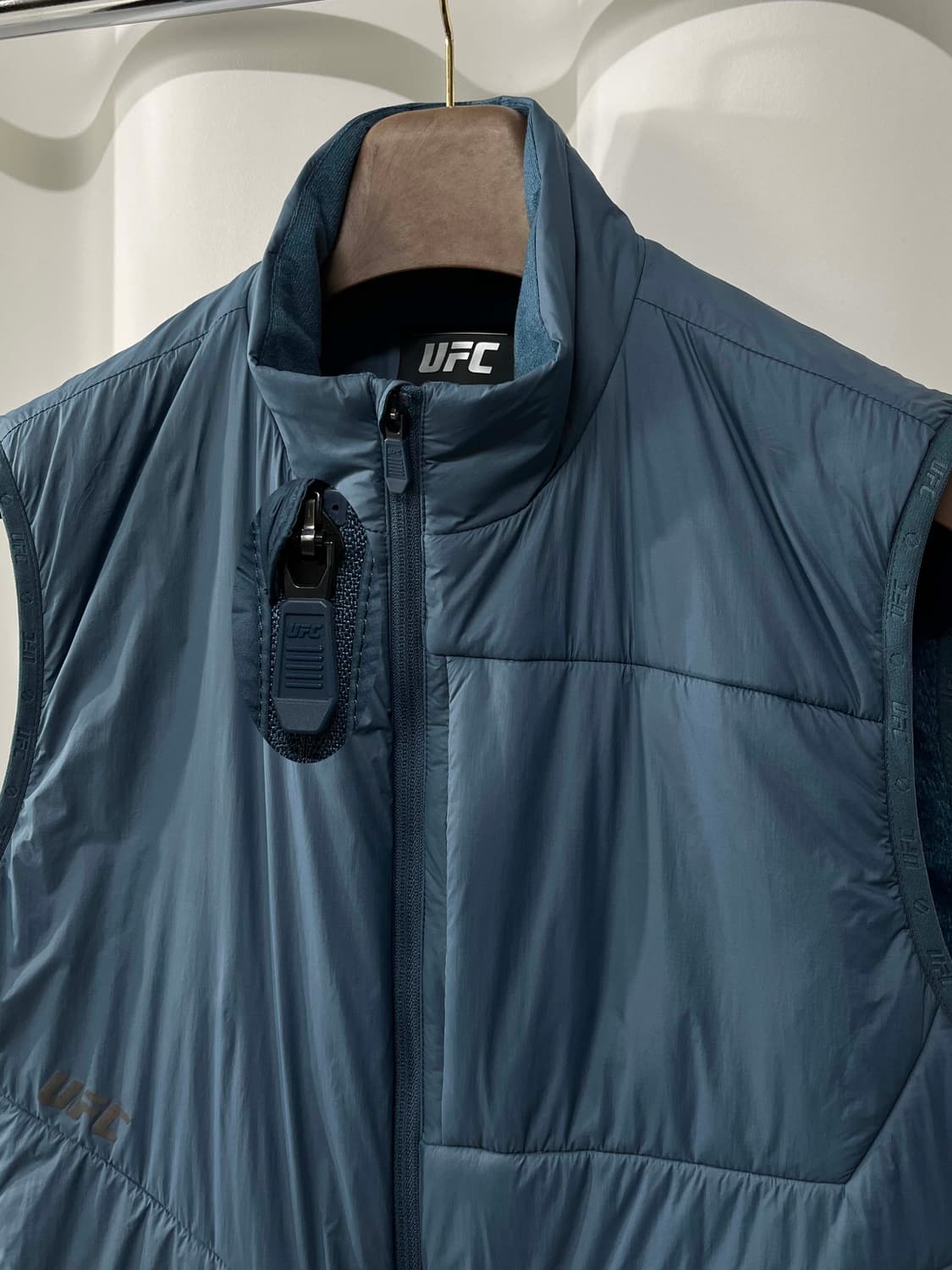 UFC 프리마로프트 가드 레귤러핏 패딩 베스트 자켓 상품이미지5