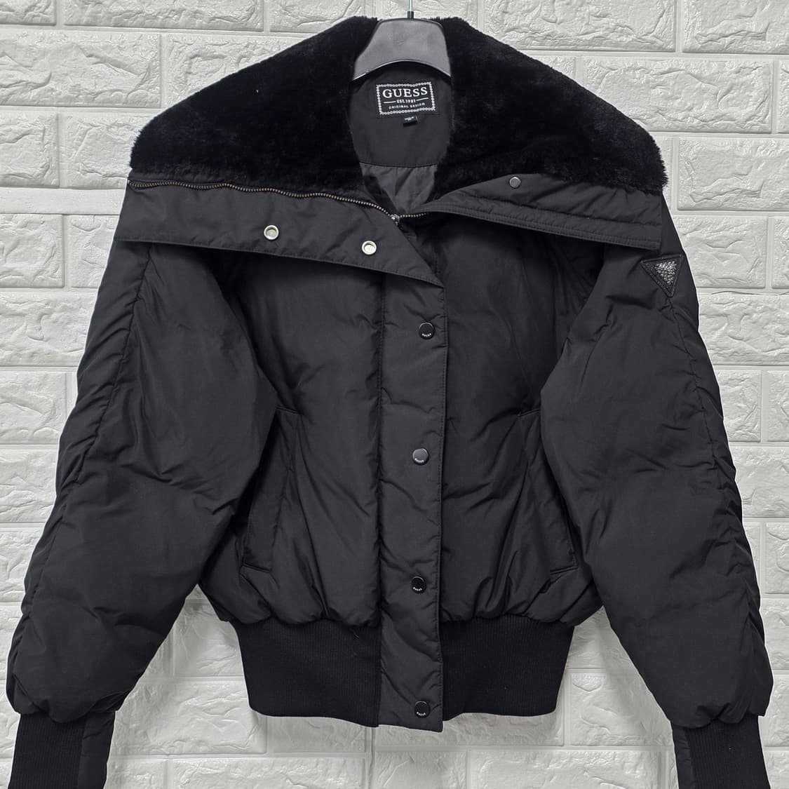 택포// 20s 게스 블랙 퍼 오리털 숏패딩 S 상품이미지1