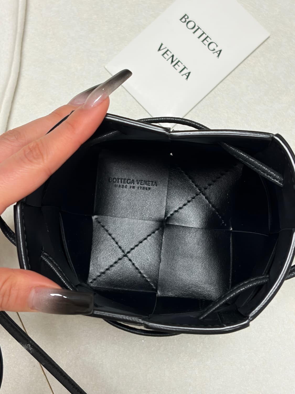 보테가 베네타 미니 카세트 버킷백 블랙 상품이미지3