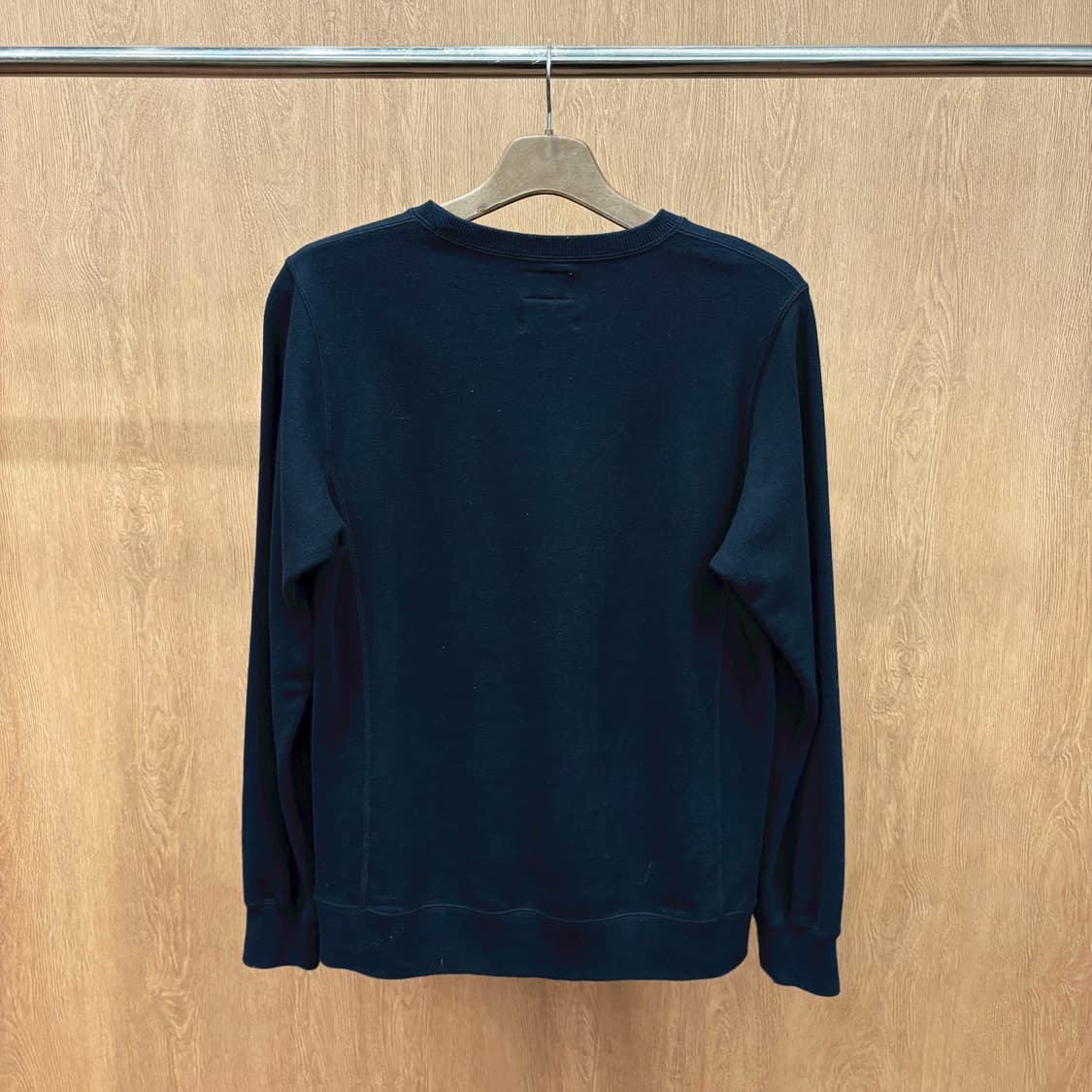 빔즈 코튼 긴팔 맨투맨 멀티 컬러 로고 자수 디테일 레귤러핏 블랙 상품이미지3