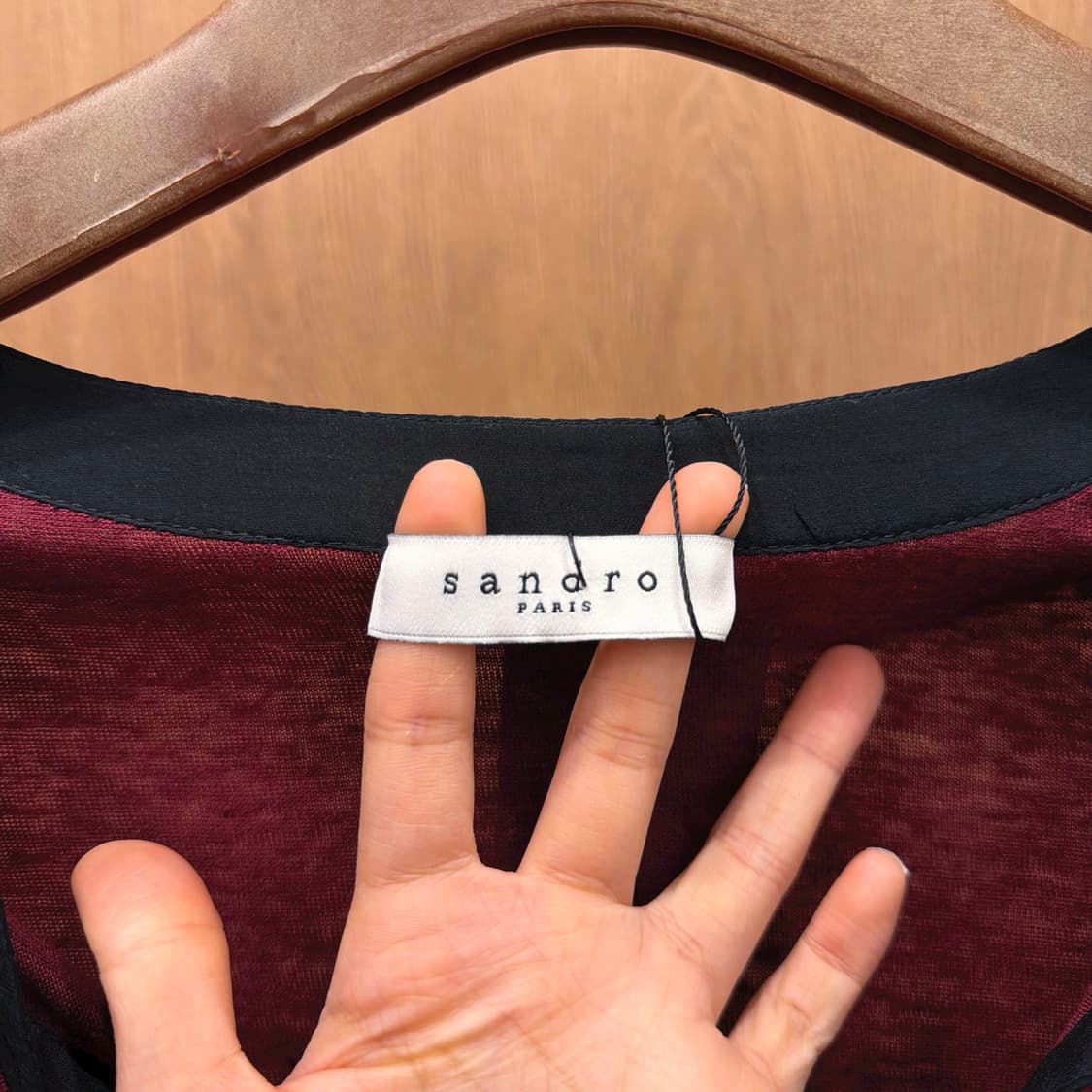 산드로 코튼 롱슬리브 티셔츠 브이넥 배색 라인 디테일 레귤러핏 버건디 상품이미지6