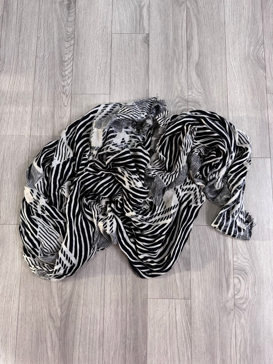 마크제이콥스 스트라이프 패턴 스카프 상품이미지2