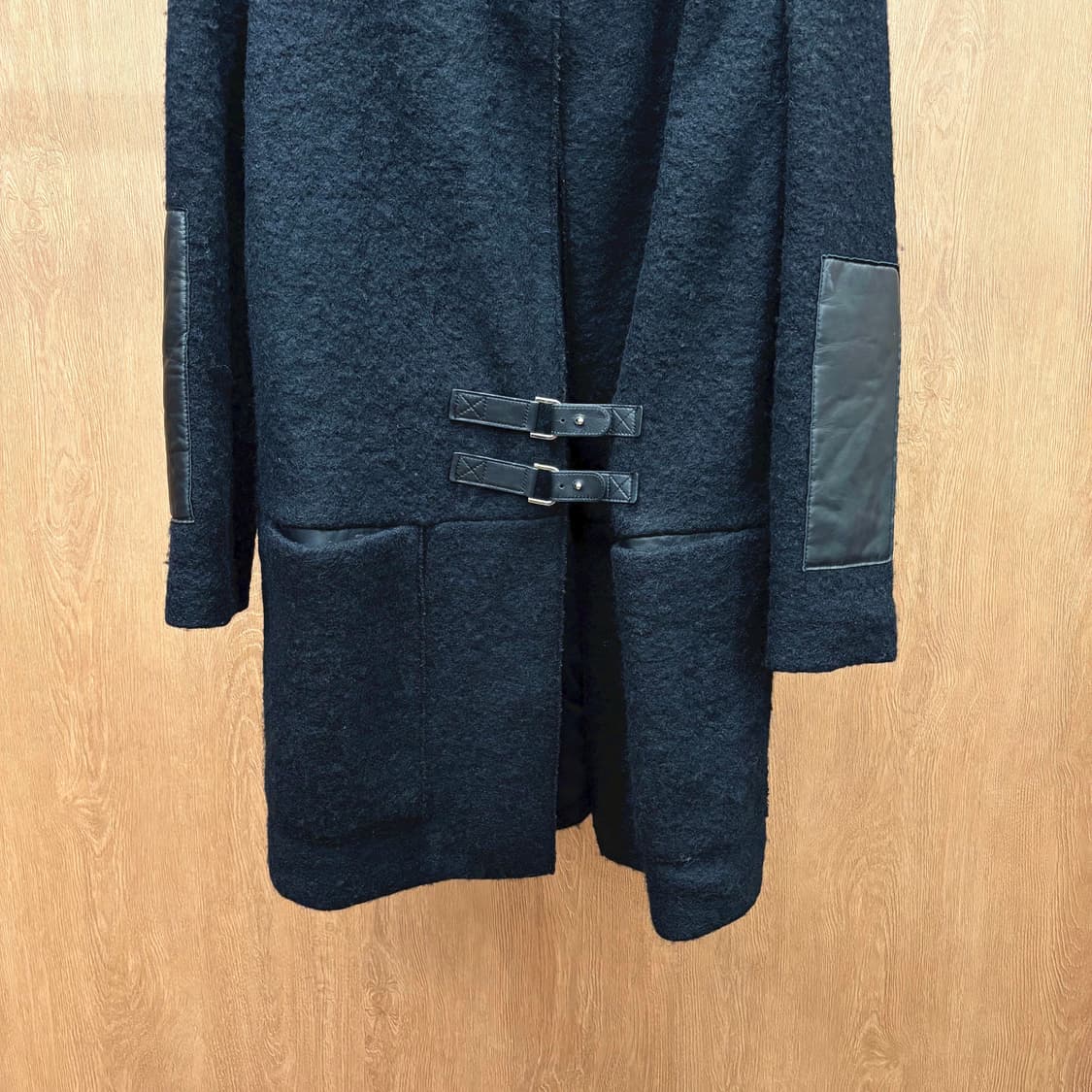 마쥬 긴팔 롱 코트 레더 버클 암 패치 히든 포켓 디테일 블랙 상품이미지5