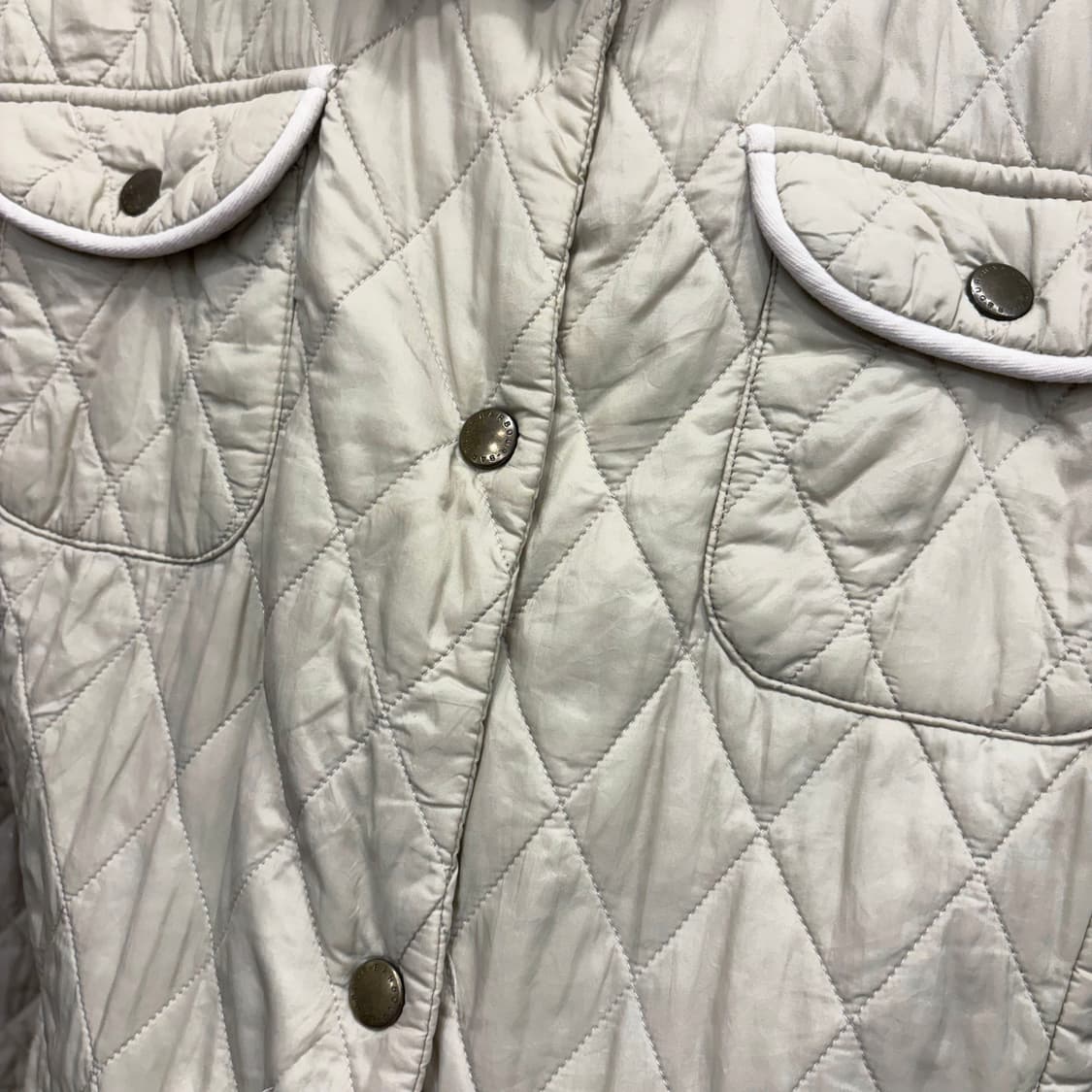 바버 퀄팅 자켓 하이넥 스탠드 카라 허리 양쪽 버튼 탭 디테일 아이보리 상품이미지7