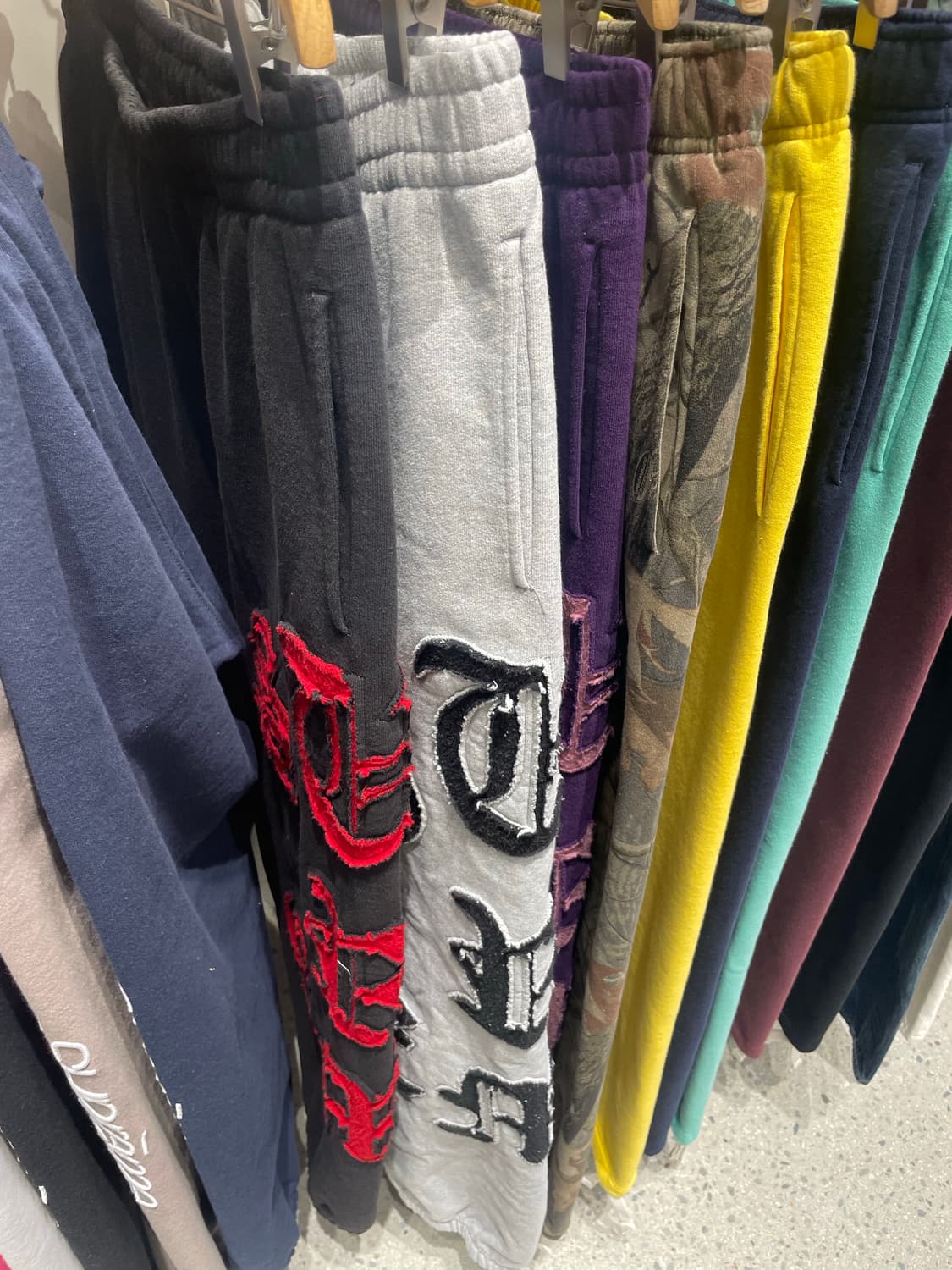 슈프림 컷 아웃 스웨트팬츠 블랙 - 26SS 상품이미지5