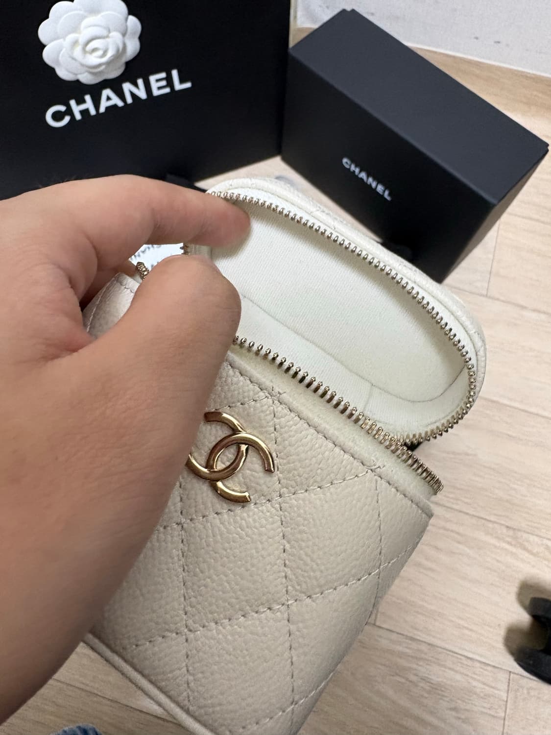 (새상품급) 샤넬 캐비어 램스킨 금장 베니티백 화이트 상품이미지9