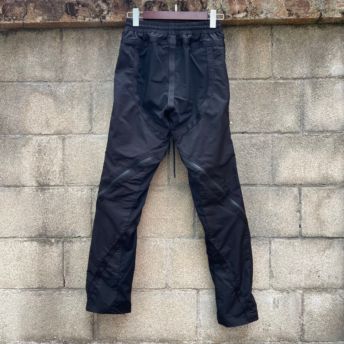 [0] 언더마이카 리전.01 트위스트 지퍼 라인 테이핑 팬츠 블랙 상품이미지2