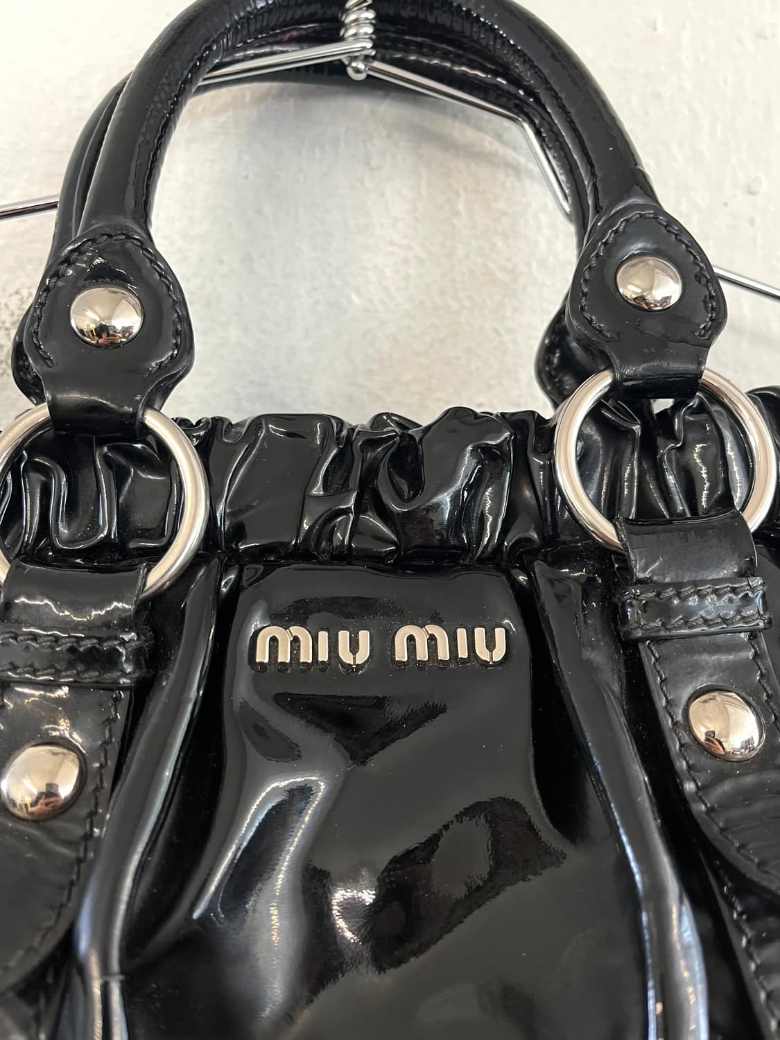 미우미우 페이던트 레더 토트백 상품이미지3